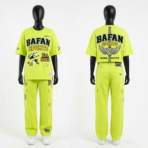 Conjunto de camiseta y pantalón cargo verde neón de algodón premium de 200 GSM para mujer, suave, transpirable, con logotipo personalizado impreso. Conjuntos para mujer. - Product Image 5