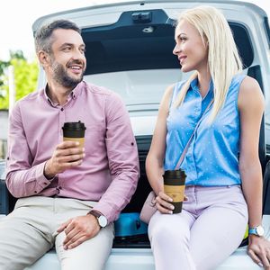 Confezione da 100 Bicchieri da Caffè Neri Monouso da 470 ml con Coperchi e Manicotti, Include Bastoncini per Mescolare, Ideali per Feste ed Eventi - Product Image 3