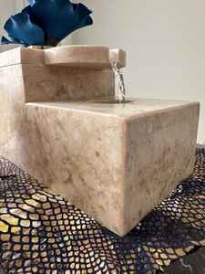 Fontaine d'eau électrique de table en marbre travertin pour la maison et le bureau, avec son cascade relaxant, pour le yoga, le soulagement du stress et la décoration - Product Image 4