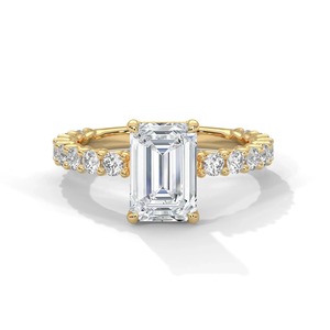 Anillo de compromiso con diamante cultivado en laboratorio de corte esmeralda de 2.50 CTW, banda pavé de oro amarillo de 14 quilates, anillo de joyería fina para mujer - Product Image 1