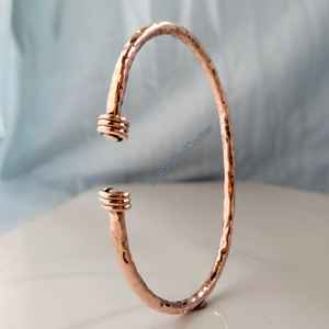 Brazalete Ajustable de Alambre de Cobre Martillado, Estilo Étnico - Product Image 5