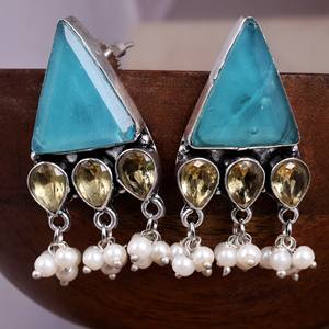 Boucles d'oreilles pendantes ethniques bohèmes en turquoise avec pierres dorées en forme de goutte et perles - Product Image 5