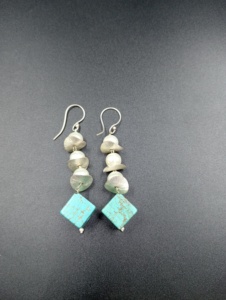 Boucles d'oreilles pendantes bohèmes Amaira Jewels, perles carrées turquoise, imitation perle, laiton plaqué or, bijoux pour femmes, style vintage - Product Image 4