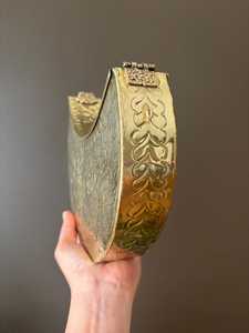 Sac à main en forme de lune à prix raisonnable, sac de mariage en laiton de qualité supérieure, accessoires pour femmes avec termes OEM ODM chez Universal Overseas - Product Image 3