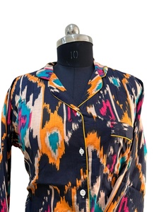 Chemisier en satin floral noir élégant pour femmes avec manches longues boutonné Noir Blossom Silk-Feel Top Sexy ODM Garden Print Shirt - Product Image 4