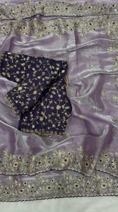 Sari en soie violette avec broderie dorée et travail de sequins sur le pallu, et blouse cousue pour les occasions de mariage - Product Image 3