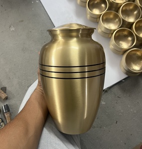 Urnes funéraires en laiton de qualité supérieure pour cendres humaines, Urne ShesUrn en laiton avec bandes motif « Freedom Orbits », Urnes à cendres en laiton artisanales - Product Image 3
