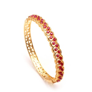 Brazalete de Oro Sólido de 18K para Mujer con Rubíes, Diseño Geométrico, Engaste de Bisel, Joyería Clásica para Bodas, Precio al por Mayor - Product Image 1