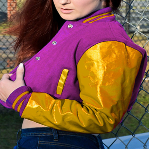 Veste courte universitaire pour femme, style Letterman, veste bomber, manches en similicuir, violet et jaune, vêtement d'extérieur décontracté, mode féminine - Product Image 1