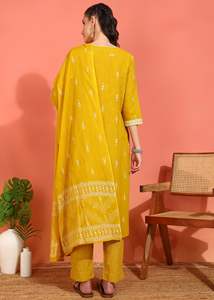 Ensemble Kurti court droit en coton cambric imprimé Ikat pour femme avec pantalon et dupatta – Jaune/Moutarde – Protection solaire – Tenue ethnique d'été - Product Image 3