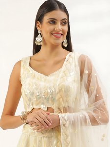 Élégante tenue ethnique moderne pour femme : Lehenga Choli Dupatta en satin tissé uni, brodé de sequins courts, idéale pour mariage et soirée - Product Image 3