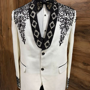 Costume de smoking blanc brodé pour homme avec revers en tissu perlé noir – Costume 3 pièces pour mariage, cérémonie ou soirée - Product Image 1