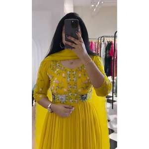 Robe trapèze faite main pour soirée, en mousseline à imprimé floral avec broderies et sequins, taille XL, taille naturelle - Product Image 5