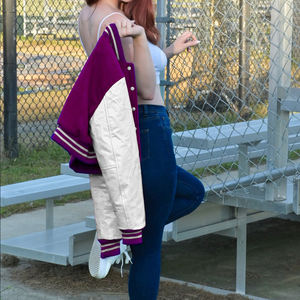 Chaqueta Corta Estilo Universitaria para Mujer, Color Morado y Blanco, Estilo Bomber, Mangas de Cuero Sintético, Ropa Exterior Informal, Moda Femenina - Product Image 3