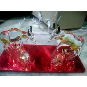 งานศิลปะแก้วรูปวัวและลูกวัวพร้อมไฟ ดีไซน์ตามหลักฮวงจุ้ย ชุด 2 ชิ้น สำหรับอุปกรณ์บนโต๊ะทำงานและใช้เป็นแจกันตั้งโต๊ะ - Product Image 1