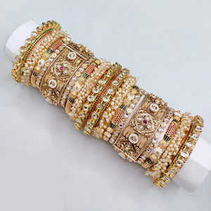 Ensemble de bracelets élégants en perles Kundan Meenakari de créateur, bijoux fins en plaqué or avec finition glamour pour femmes, pour les mariages et les fêtes. - Product Image 1