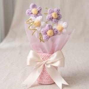 Bouquet di Fiori di <span class=keywords><strong>Margherita</strong></span> all'Uncinetto Fatti a Mano, <span class=keywords><strong>3</strong></span> Margherite Lavanda e 2 Bianche con Vaso per Regali e Decorazioni per la Casa da Indian Consigner - Product Image 1