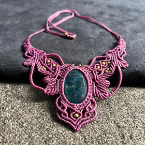 Collar de Macramé Hecho a Mano con Apatita Azul, Cordón Morado, Estilo Boho Tribal, Gargantilla con Piedras Preciosas, Joyería Artesanal - Product Image 4