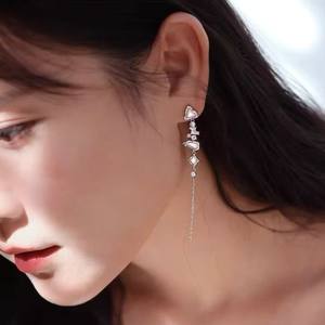 Nouvelles boucles d'oreilles pendantes longues et tendance de New Star, chaîne d'oreille en perles d'eau douce avec style irrégulier - Product Image 3