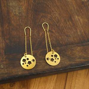 Boucles d'oreilles en laiton pour femmes |   Boucles d'oreilles pendantes rondes dorées à découpes florales |   Fabricant de bijoux de mode sur mesure OEM ODM - Product Image 1