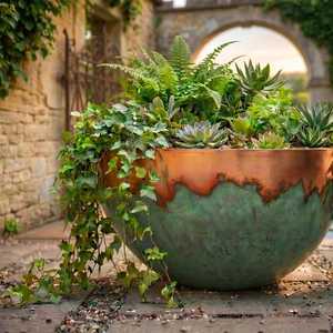 Pot de fleurs en métal rustique avec finition patinée pour plantation en extérieur, style vintage, avec plantes vertes - Product Image 3