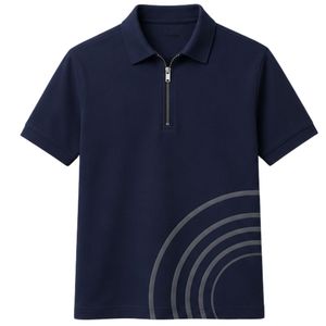Polo de punto gofrado azul marino personalizado para hombre con cremallera de cuarto y estampado de arco gris oscuro, transpirable, informal, para golf y tenis - Product Image 1