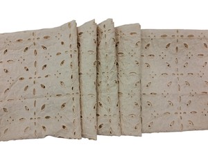 Proveedor Indio de Tela Ligera y Transpirable de Algodón Blanco de Lujo, Tejida e Impresa con Bordado Schiffli, para Confección de Blusas y Vestidos para Niñas - Product Image 4