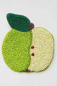 Adorno de cereza hecho a mano con cuentas y lentejuelas brillantes que añade un encanto festivo brillante para la decoración del árbol de Navidad y para regalos. - Product Image 5