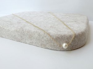 สร้อยคอไข่มุกทองคำ สร้อยคอไข่มุกเม็ดเดียวสำหรับผู้หญิง เครื่องประดับไข่มุกสวยงาม ของขวัญทำมือสุดหรูหรา สำหรับผู้หญิงเกิดเดือนมิถุนายน - Product Image 4