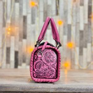 Bolso de mano de cuero de lujo con estampado floral rosa, asa superior y cierre de cremallera. - Product Image 3