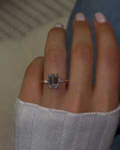 Anillo de Compromiso con Diamante Cultivado en Laboratorio, Corte Esmeralda, 2.80ctw, Oro Sólido Real de 14K, Anillo de Boda con 3 Piedras Baguette, Certificado IGI de Fábrica - Product Image 6