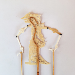 Marionnette de théâtre des ombres Wayang Kulit en cuir indonésien artisanale, représentant la déesse Kamaratih, décoration murale traditionnelle et ornement artisanal. - Product Image 2