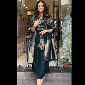 Suministro al por mayor: Conjunto de Kurta de Rayón con Bordado y Encaje para Mujer, Dupatta con Trabajo de Encaje, Ropa Étnica Premium para Minoristas, Gran Margen de Ganancia, Todos los Tamaños - Product Image 1