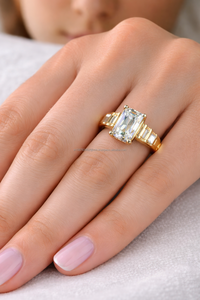 Anillo de Diamantes de Corte Esmeralda de Lujo con Piedras Laterales en Forma de Baguette, Oro Amarillo de 10K/14K/18K, Anillo de Compromiso y Boda para Mujer - Product Image 3