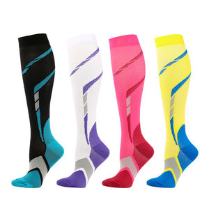 Chaussettes de sport longues tricotées anti-bactériennes à compression pour hommes et femmes, idéales pour le cyclisme en extérieur, la randonnée, le marathon, la course à pied et l'automne - Product Image 1