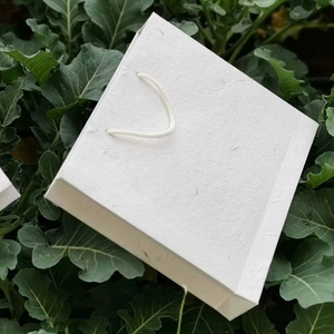 Bolsa de Regalo de Papel Ecológico de Primera Calidad para Empaque de Marca, Bolsa de Papel Hecha a Mano con Acabado Natural para Envolver Regalos, Ecológica para Venta Minorista - Product Image 1