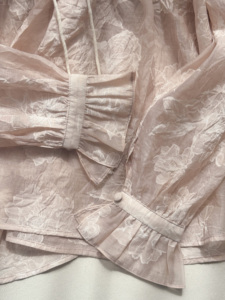 เสื้อผู้หญิงสีชมพูสไตล์วินเทจลำลองลายดอกไม้ผ้าชีฟองแขนบอลลูนคอวีลูกไม้โปร่งลายแจ็คการ์ดโรแมนติกสำหรับผู้หญิง ARABELL - Product Image 6