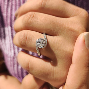 Bague de fiançailles pour femme en or 10K/14K/18K, style demi-éternité, sertie de diamants ovales de 2,00 à 5,00 carats, certifiés IGI, cultivés en laboratoire, avec monture bypass. - Product Image 2