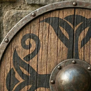 Bouclier rond en bois durable de style viking, artisanat fait main d'inspiration nordique pour accessoires de costume et présentation de collection - Product Image 5