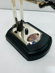 แว่นขยายปรับได้ ทนทาน ทำมือจากนิกเกิลและทองเหลืองสีดำ บนฐานไม้ |   แว่นขยายตั้งโต๊ะแบบคลาสสิก - Product Image 2