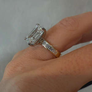 Anillo de Compromiso de Lujo con Diamante de Laboratorio Corte Esmeralda y Diamantes Laterales Baguette, Anillo de Boda y Compromiso de Oro Blanco de 10K/14K/18K - Product Image 3