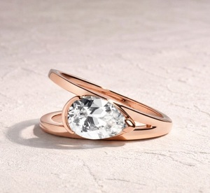 Bague de fiançailles solitaire en or pur 14K/18K 1,75 ct, taille poire, style East-West, avec anneau à cannelures croisées, certifiée IGI - Product Image 3