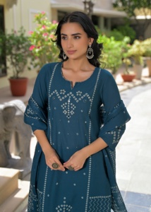 Ensemble Kurta traditionnel indien pour femmes en coton vert sarcelle à imprimé Bandhani, séchage rapide, avec dupatta, coupe régulière, longueur genou, tenue décontractée - Product Image 5