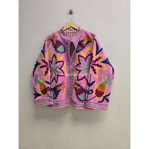 Chaqueta de Terciopelo Rosa Bebé, Chaqueta con Bordado Uzbeko, Chaqueta Corta Cosida a Mano, Chaqueta Estilo Boho Chic con Dos Bolsillos Laterales - Product Image 4