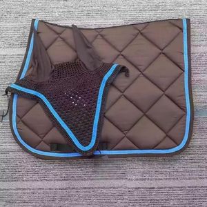 Tapis de selle polyvalent avec doublure en maille et sangle de maintien, bordure bleue, couleur marron, en polyester, équipement d'équitation - Product Image 1