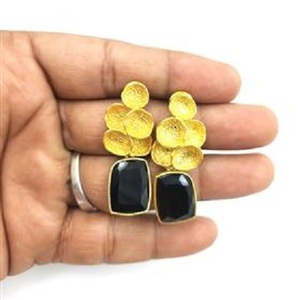 Boucles d'oreilles en onyx noir plaqué or 18 carats, faites à la main, avec un design tendance, vente en gros - Product Image 2