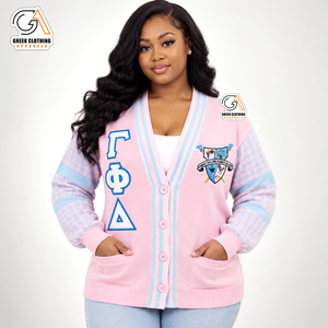 Chemise d'hiver pour femme Gamma Phi Delta Sorority, rose, brodée, boutonnée sur le devant, bordure côtelée, style preppy, manches longues. - Product Image 1
