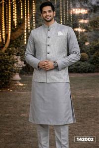 Conjunto de Kurta y Pijama de Diseño para Hombre con Chaqueta Jacquard y Kurta de Seda Satinada - Product Image 3