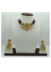 Joyería étnica: Conjunto de collar de gargantilla multicolor con cuentas, centro de piedra verde y gotas colgantes, aretes a juego, tradicional. - Product Image 3