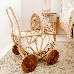 Poussette pour poupées en rotin, jouet interactif pour enfant, fabriqué à la main en canne naturelle, poussette pour poupées - Product Image 2